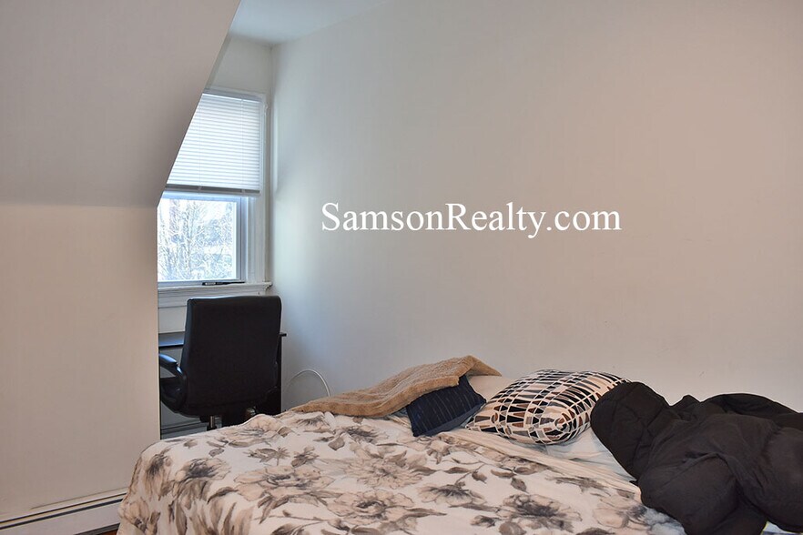 Building Photo - 351 Thayer St