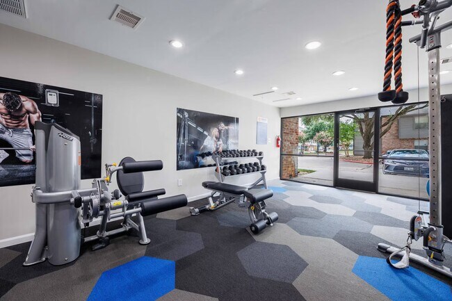 Building Photo - Luxury Features + 6 Weeks Free Rent | Don’...