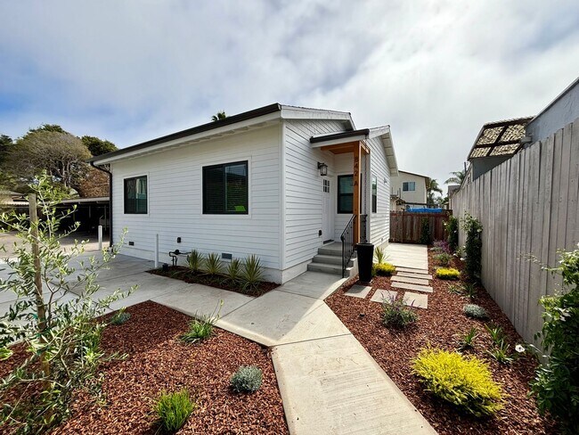 Building Photo - 212 - Carpinteria Asset Mgmt LLC (Walnut duplex)