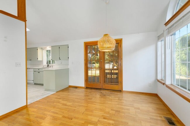 Building Photo - 2bd 2ba luxury duplex