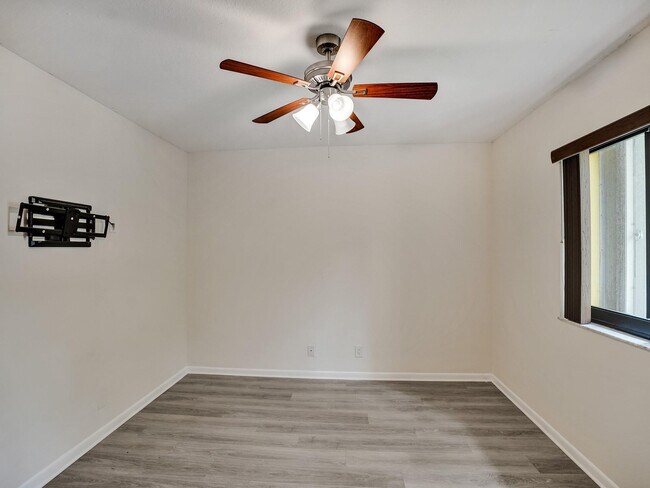 Building Photo - 930 SW 9th St Cir