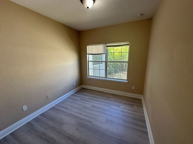 Building Photo - Beautiful 3 bed 3 bath town home