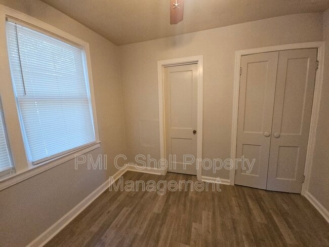 Building Photo - 210 N Pinewood Ln