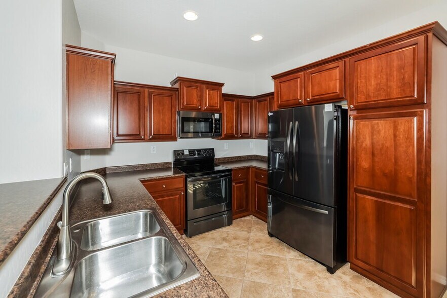 Building Photo - 41362 N Miles Ct