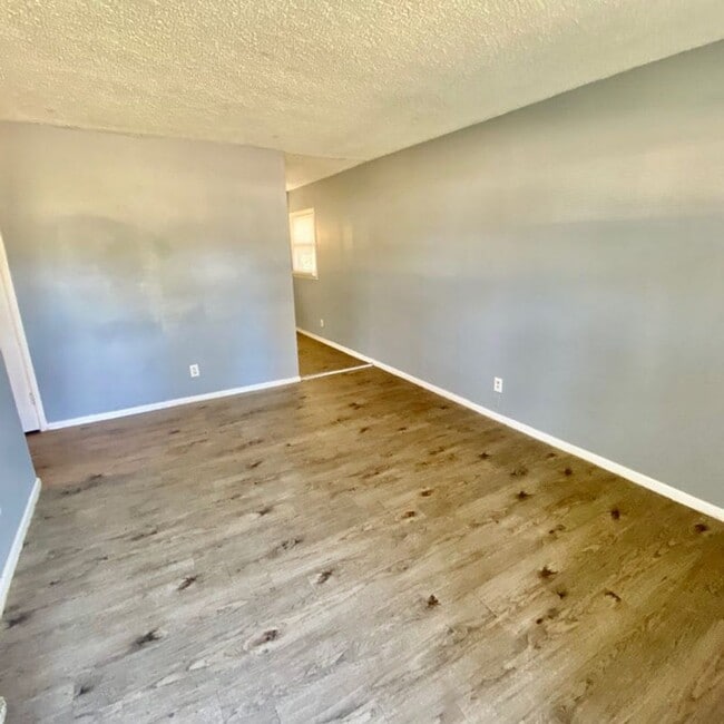 Building Photo - Handyman Special $0 First Month's Rent / “You fix, you SAVE BIG!!” Contact Mayshell for details: ...