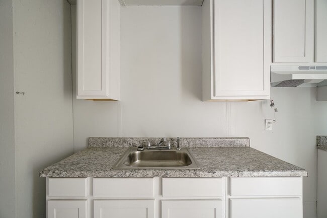 Building Photo - 3 Bed 1 Bath in Del City!