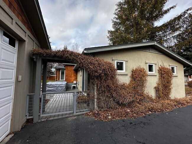 Building Photo - 4 Bed, 3 Bath Home in Hailey, Idaho with Beautiful Mountain Views