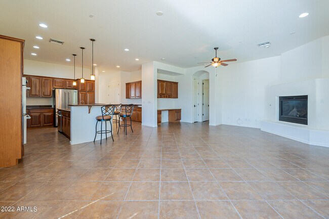 Building Photo - 734 W Juniper Ln