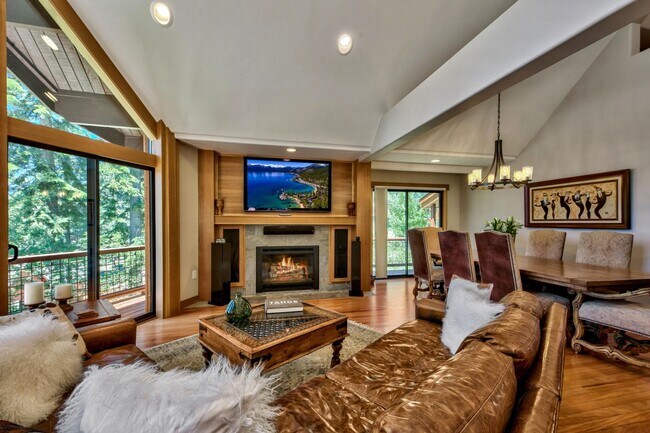 Building Photo - Gorgeous Lakeview! Pet Friendly w a Garage & AC!