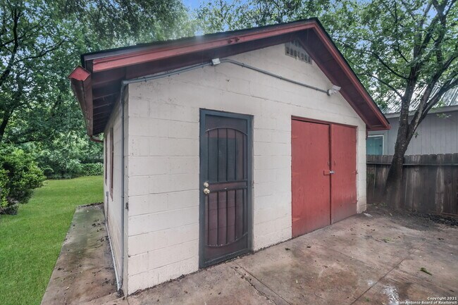 Building Photo - 327 E Whittier St