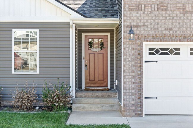 Building Photo - Pet Friendly Three Bedroom with Bonus!