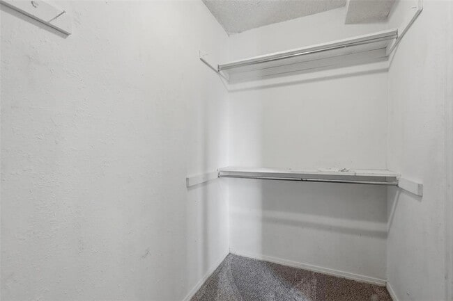 Building Photo - 401 SE 12th St