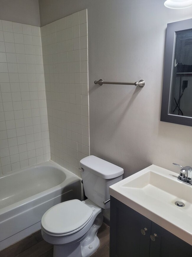 Building Photo - 3 Bed One Bath House