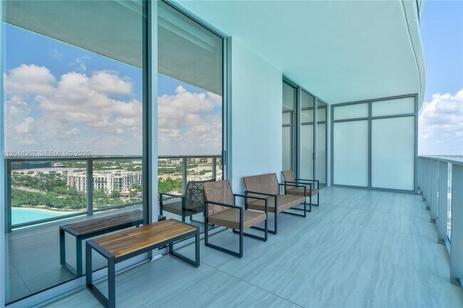 Building Photo - 2411 Laguna Cir