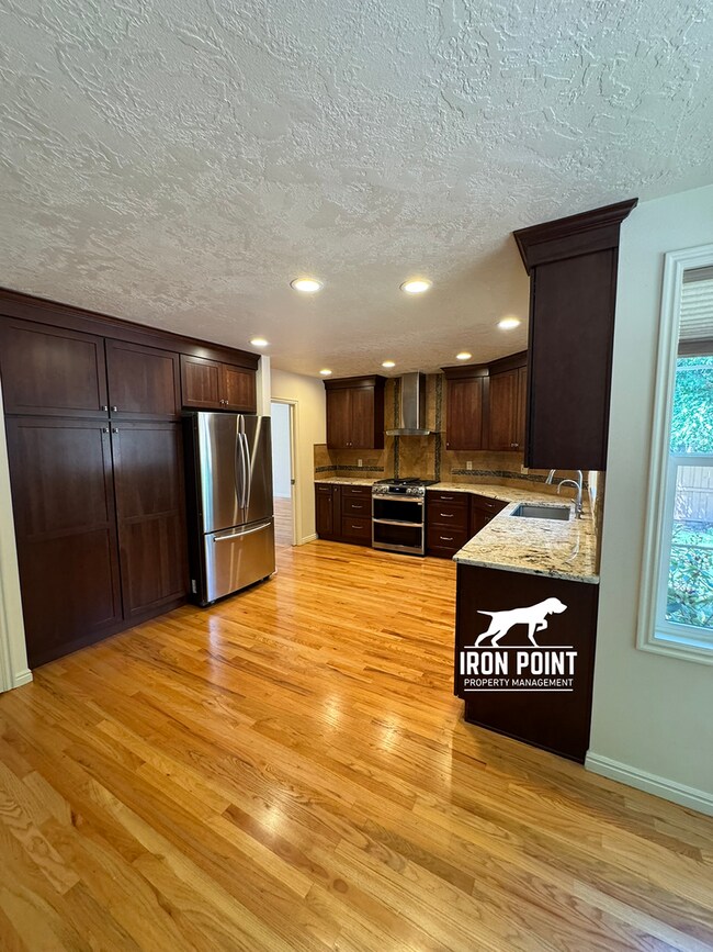 Building Photo - 4 bedroom home in East Boise, close to Bar...