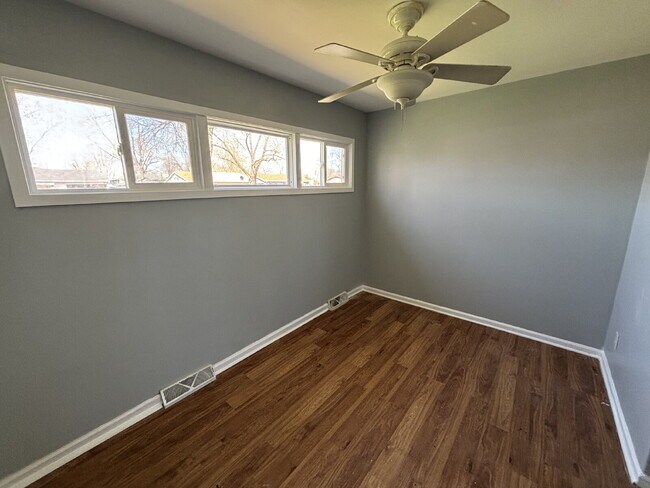 Building Photo - Your ideal home in Gary!