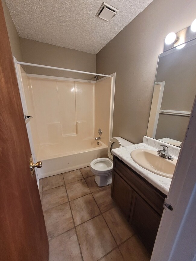 Building Photo - 3 bed 2 bath and 2 car garage!