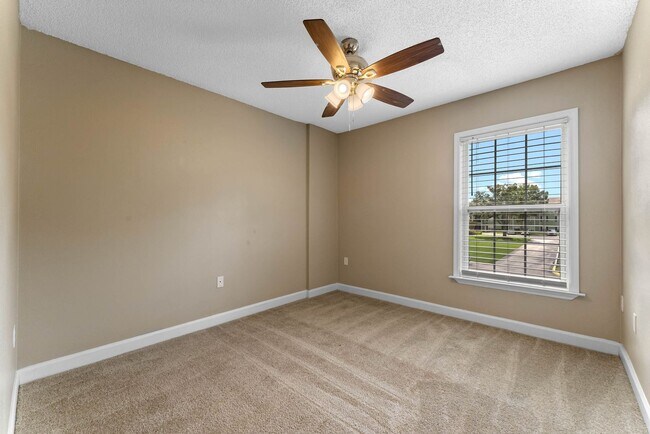 Building Photo - 2025 Dixie Belle Dr