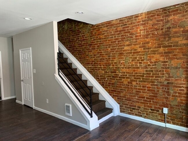 Building Photo - NICE 3BD/2.5 BATHS HOUSE READY FOR THE HOL...