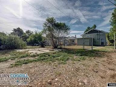 Building Photo - 1112 E 2nd St