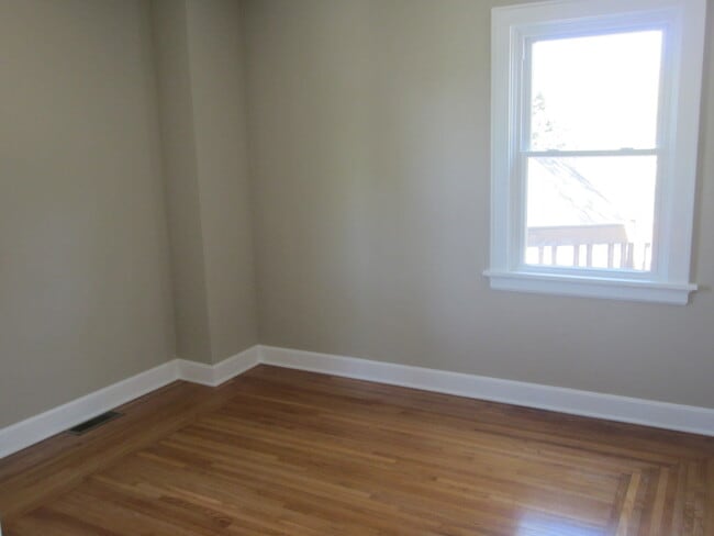 Building Photo - Updated 2 Bedroom 2.5 Bath in Pleasant Ridge Inc. Finished Basement with Bonus Room