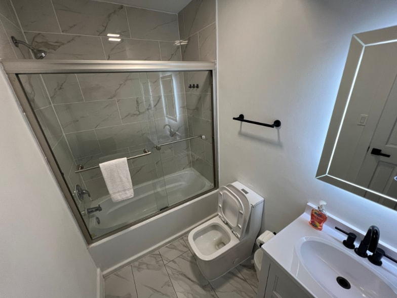 Building Photo - 407 71st Ave N