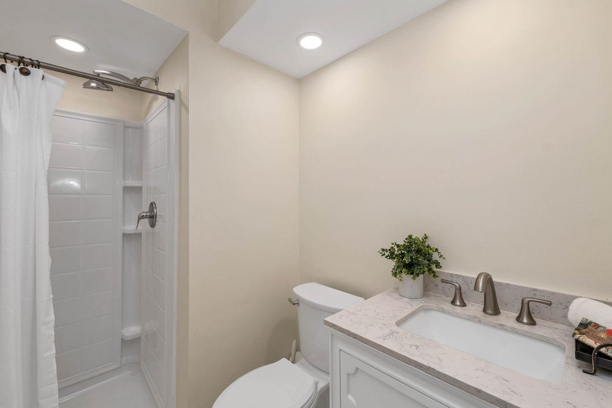 Building Photo - 50 Brookside, O3