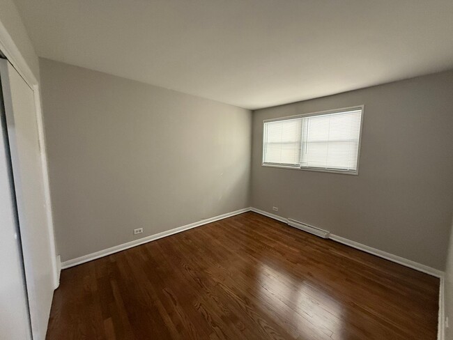 Building Photo - Albany Park 2 Bedroom 1 1/2 Bath 2 Story T...