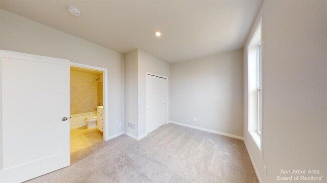 Building Photo - 2877 Rayfield Ave