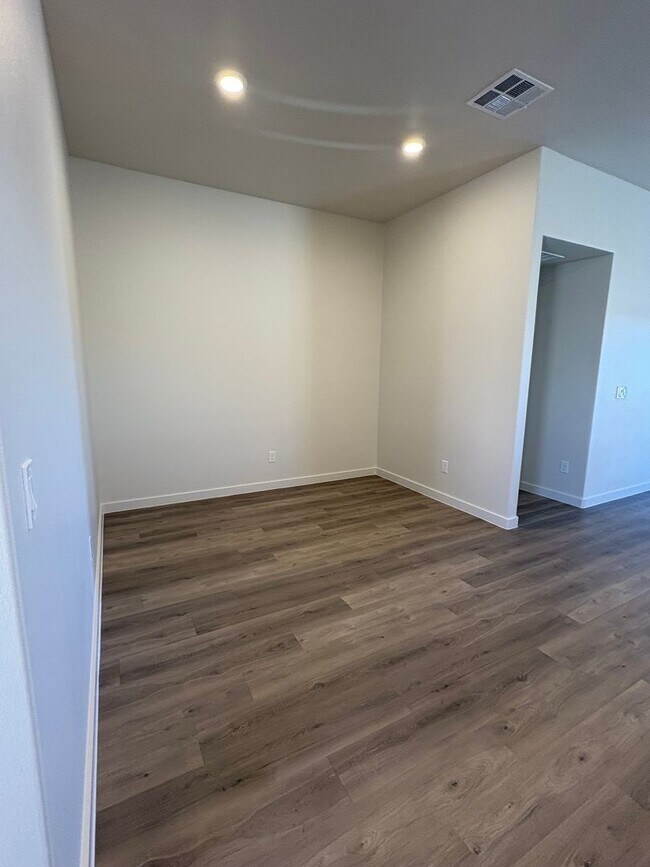 Building Photo - Willowbend for the Holidays!!!