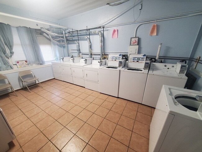 Building Photo - 415 County St