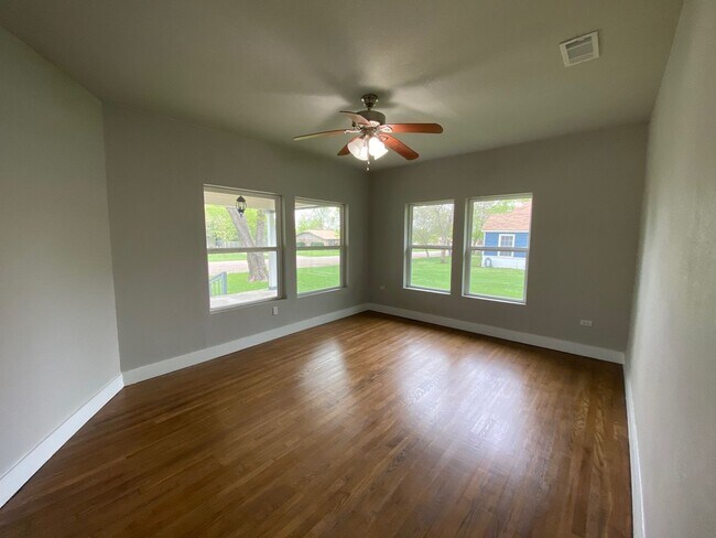 Building Photo - Beautiful 3/2 in Speegleville