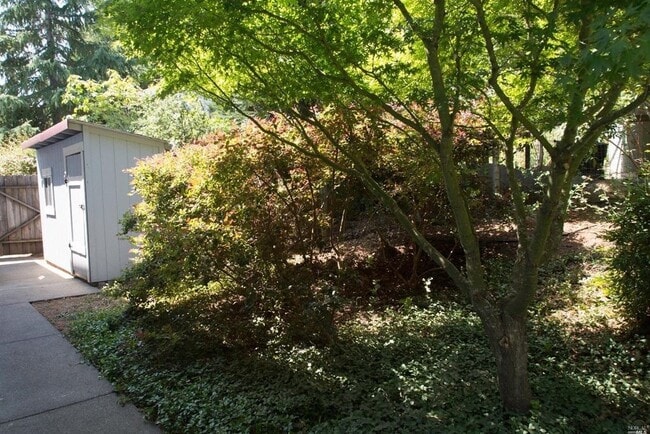 Building Photo - Beautifully Updated 5 Bedroom, 4 Bath Home...