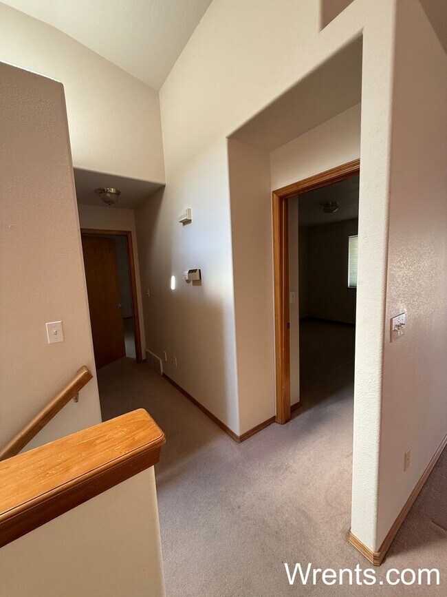 Building Photo - Available NOW!!!!! 3200 sqft home with Gol...