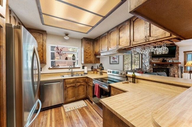 Building Photo - SKI LEASE: Ranch Home with Garage & Gas Fireplace!