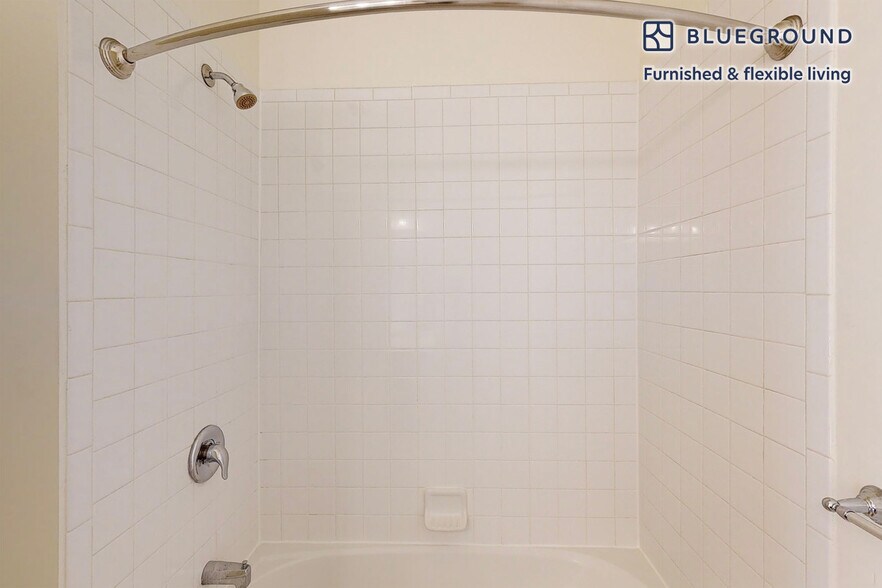 Building Photo - 1700 E 5th St