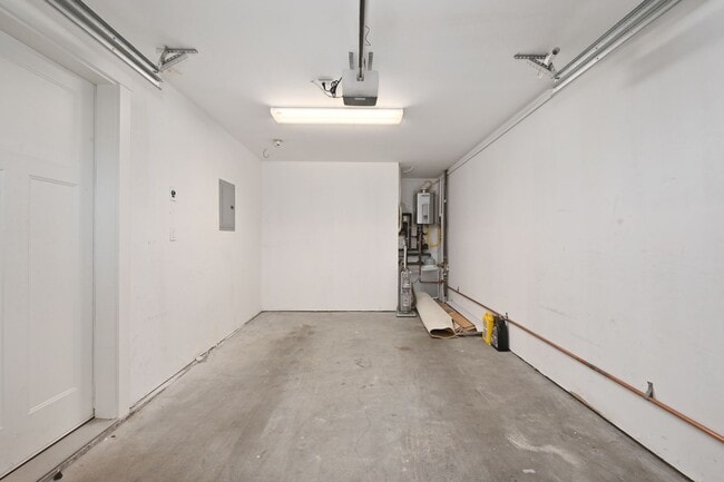 Building Photo - Modern & Spacious 2+ Bedroom/3.25 Bath Vie...