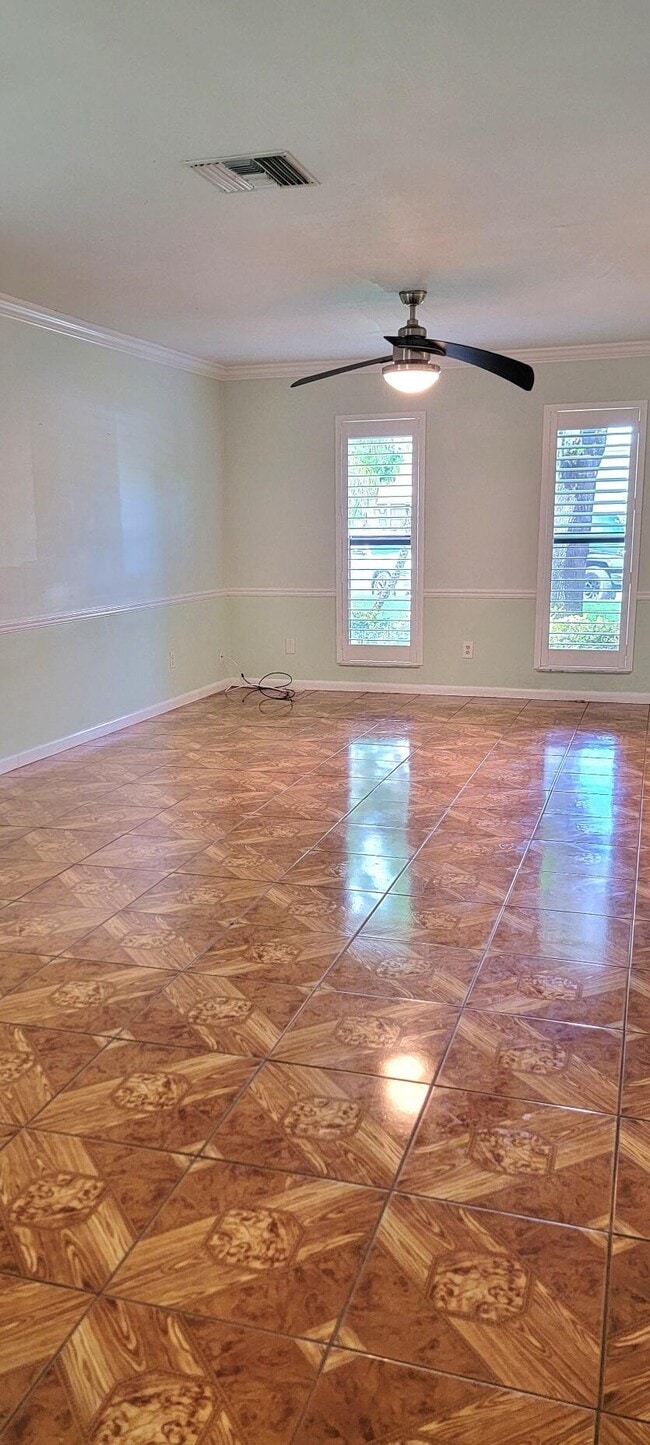 Building Photo - 323 Sandtree Dr