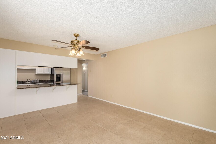 Building Photo - 3106 S Los Feliz Dr