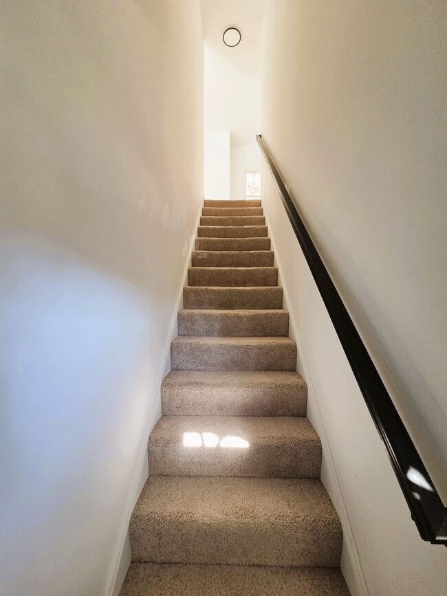 Building Photo - Large 3 story home located in Glenwood Park just minutes from downtown Richmond