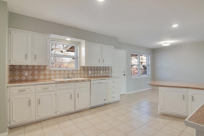 Building Photo - 1822 Greenwood Ln