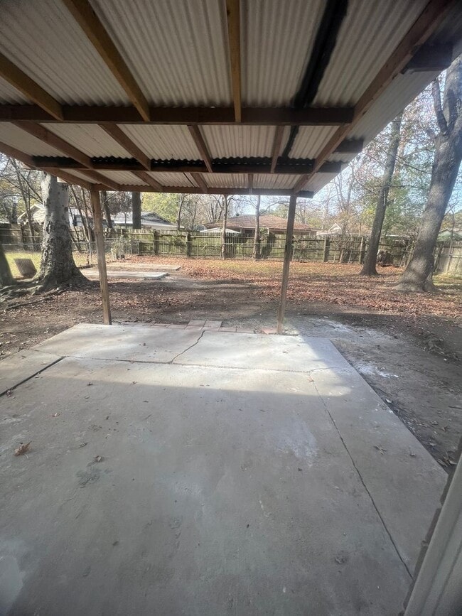 Building Photo - New Listing in Southern Hills