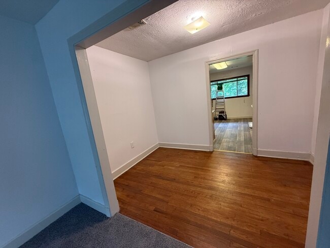 Building Photo - 1164/1166 Raymond Road Duplex