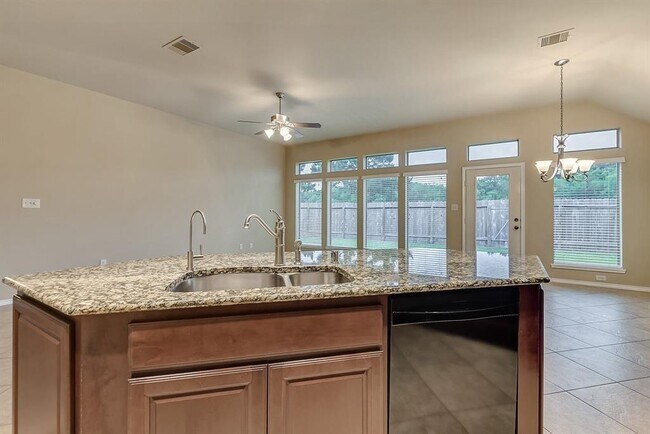 Building Photo - 5615 Stoneridge Ct