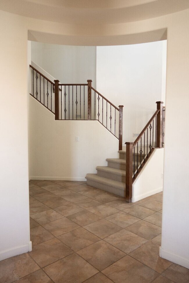Building Photo - 4 Bed + Office | 3 Bath | 3-Car Garage | E...