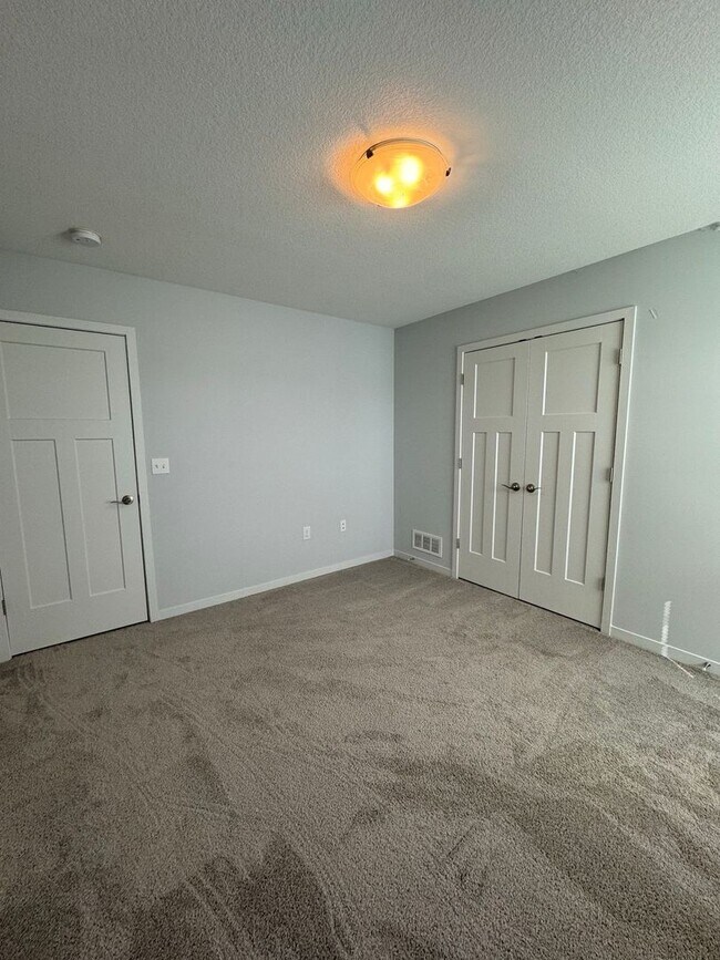 Building Photo - 4 Bedroom, 3 1/2 bathroom in Olathe!