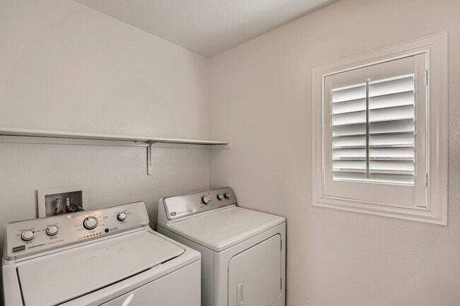 Building Photo - 5 Bedroom in Silverado Ranch!
