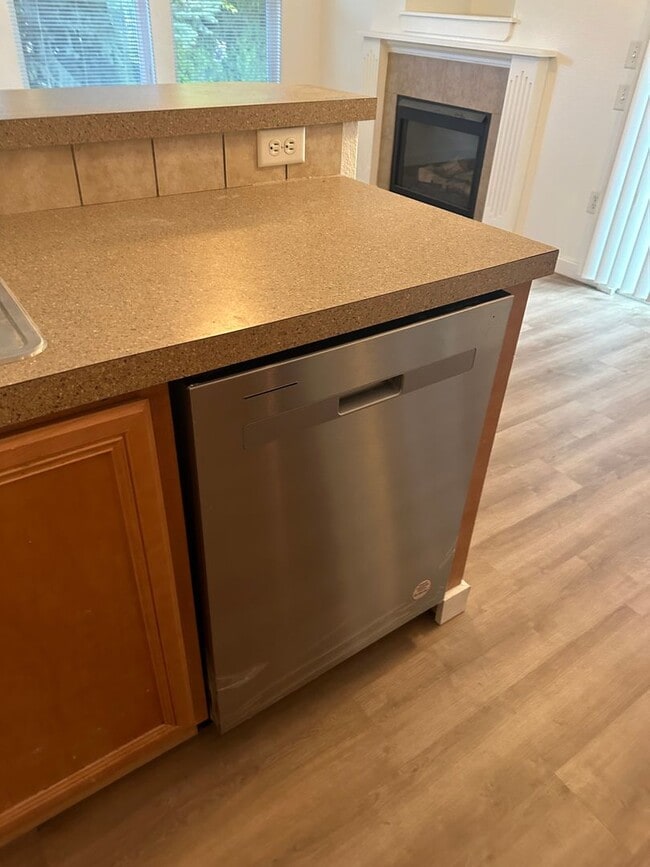 Building Photo - Cute 3 bedroom, 2 bath townhome with Community Pool in Boise