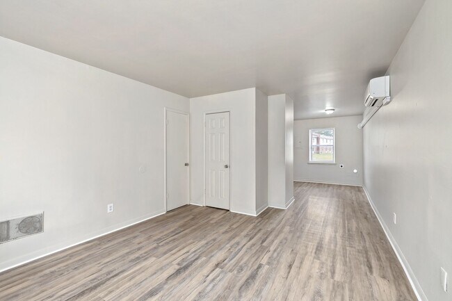 Building Photo - Newly Renovated 2 Bedroom Unit!