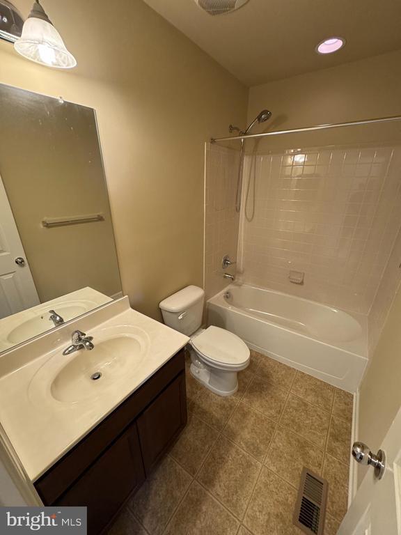 Building Photo - 105 Domino Ct